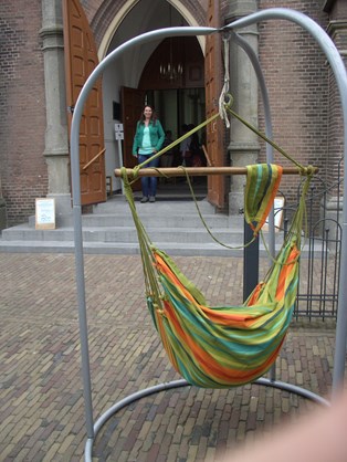 Wilma’s Wereld voor de kerk in Egmond aan zee tijdens de zomerbraderie op woensdagavond