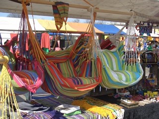 Onze kleurrijke hangstoelen uit El Salvador, volop binnen