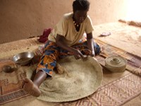 Fatima maakt mat in Ingall Niger