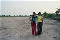 Sharon en Wilma in de rivierbedding in In-Gall, Niger