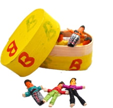 6 kleine zorgenpoppetjes in een geel doosje